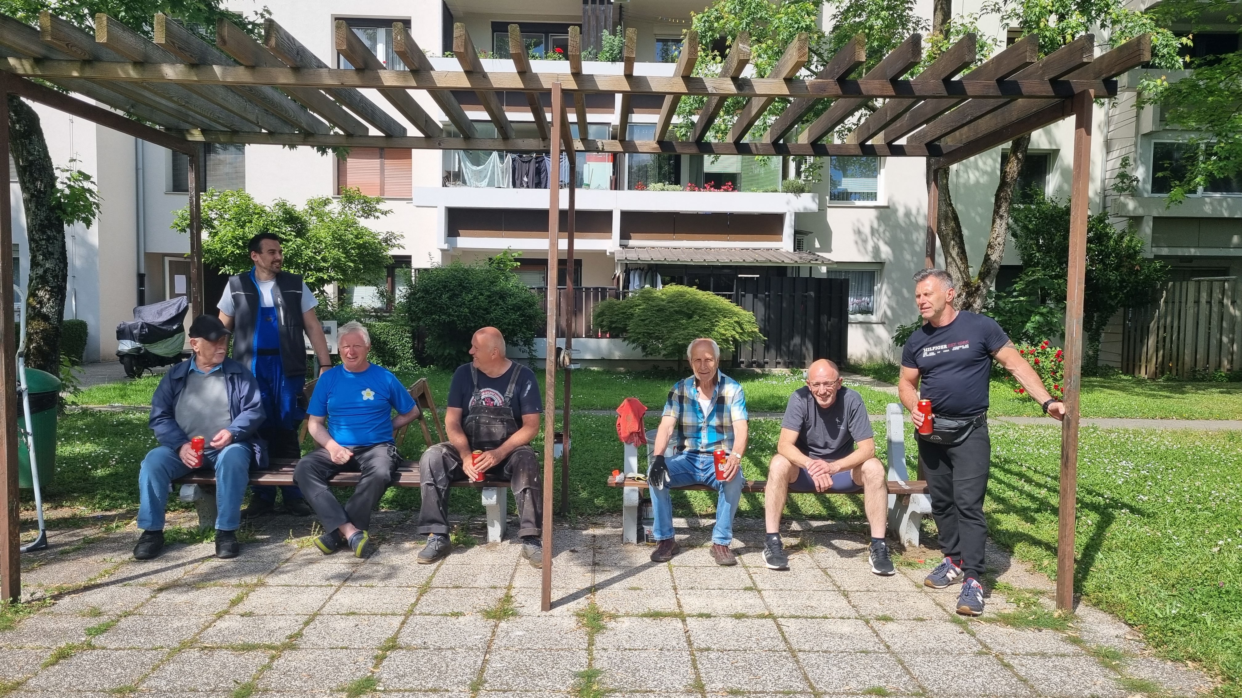 stanovalci med akcijo reditev otroškega igrišča in okolice