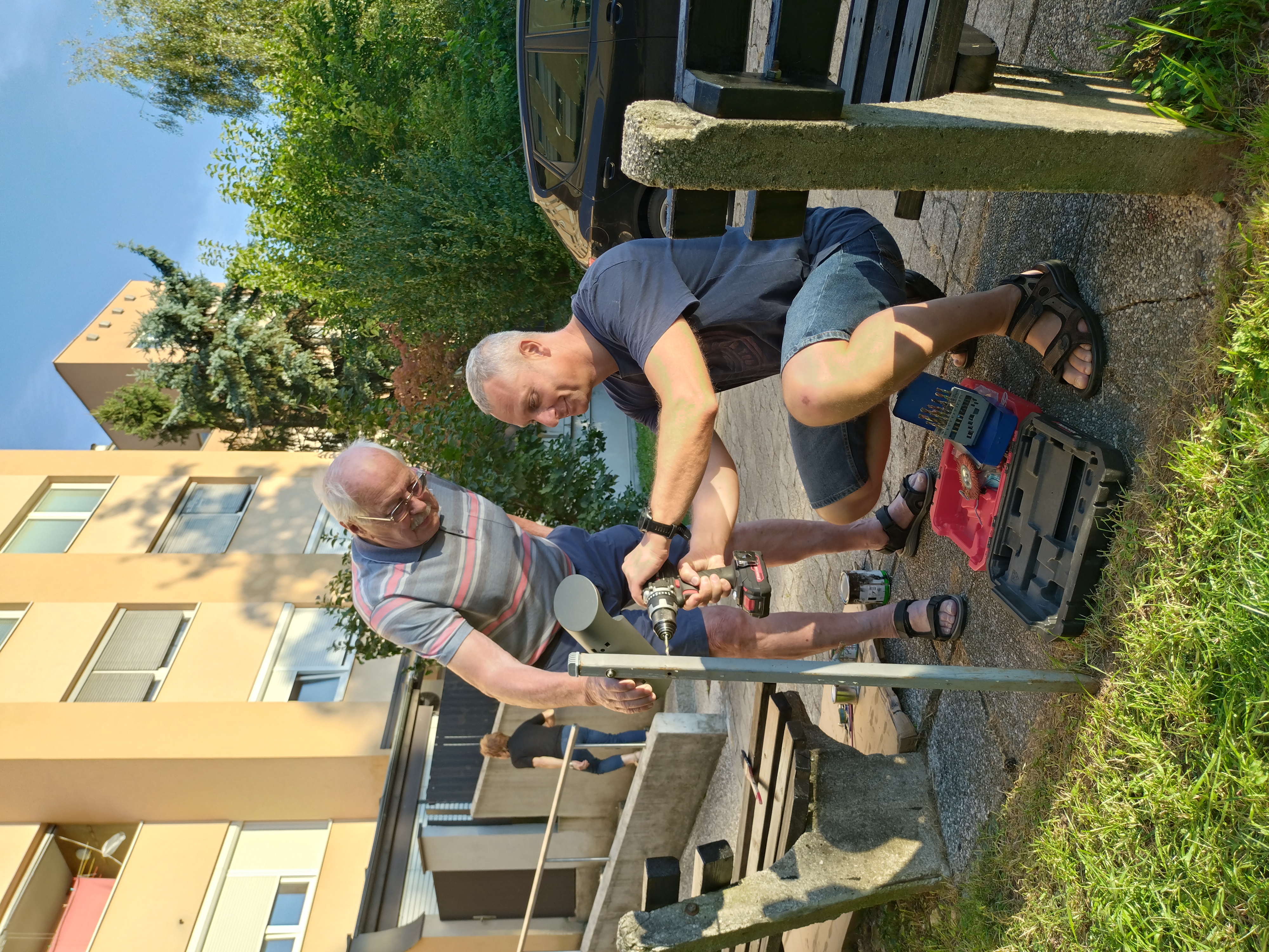 stanovalci urejajo okolico na Glinškovi ploščadi