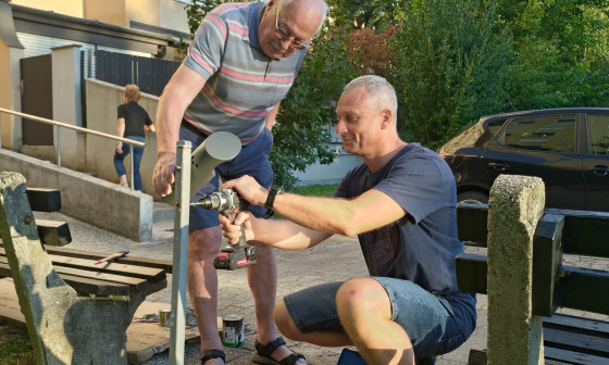 stanovalci urejajo okolico na Glinškovi ploščadi