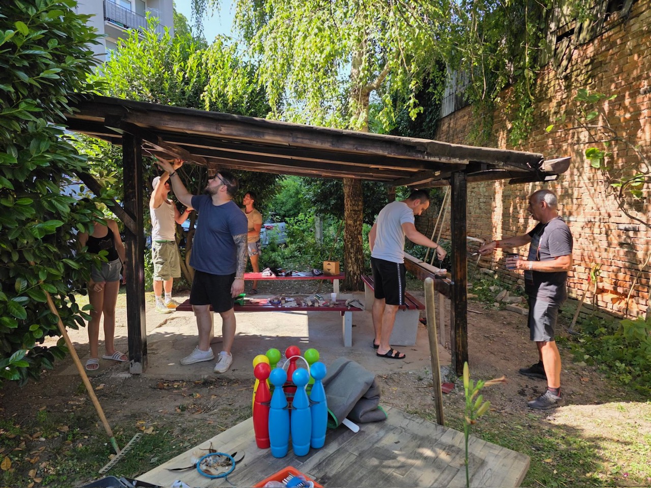 stanovalci urejajo park na Gorkičevi 