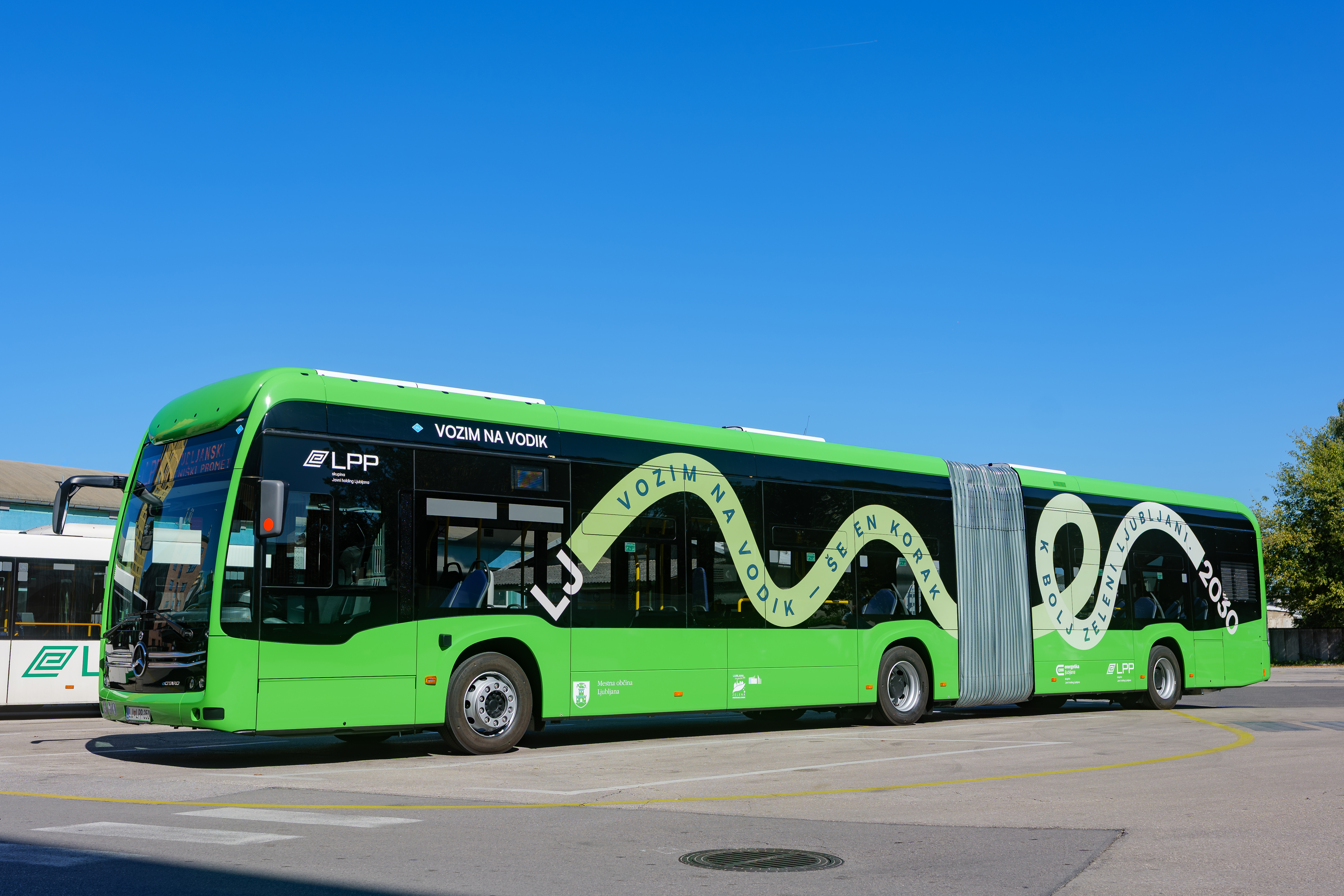 zelen avtobus s podobo kampanje Misija 100