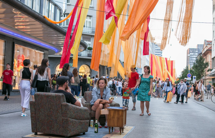 Dnevna soba na Slovenski cesti (20. Ana Desetnica, 7.7.2017, foto Luka Dakskobler) vir Gledališče Ane Monro