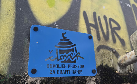 Dovoljena lokacija grafitiranja_človek_tablica