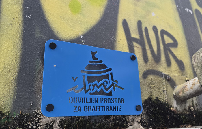 Dovoljena lokacija grafitiranja_človek_tablica