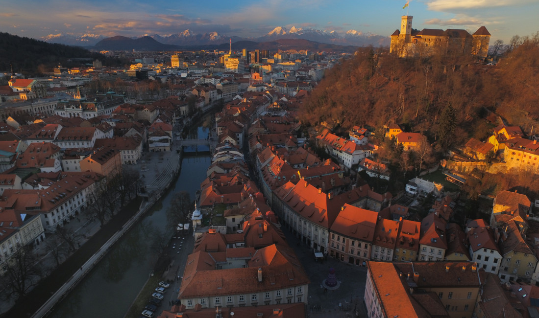 pogled na Ljubljanico in Ljubljanski grad, obsijan s soncem