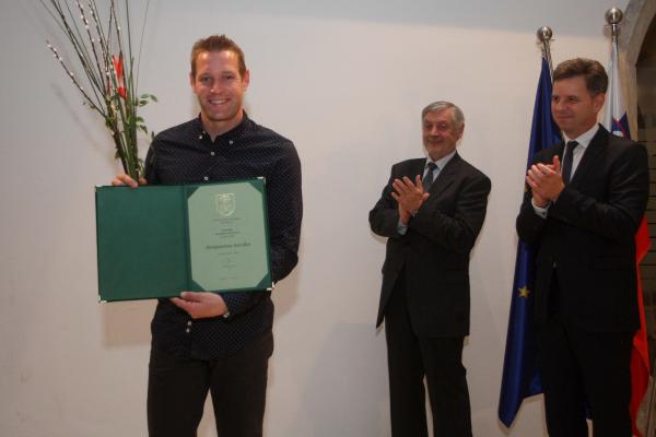 Nagrado za izjemne dosežke v preteklem letu je prejel Benjamin Savšek