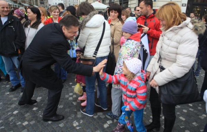 Župan med množico ljudmi