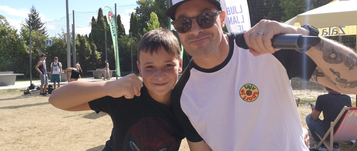 Klemen Bučan z obiskovalcem dogodka