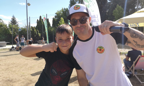 Klemen Bučan z obiskovalcem dogodka