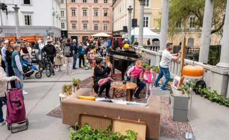 Stripar riše, otroci se družijo v dnevni sobi na Čevljarskem mostu, pianist igra na klavir, mimoidoči opazujejo