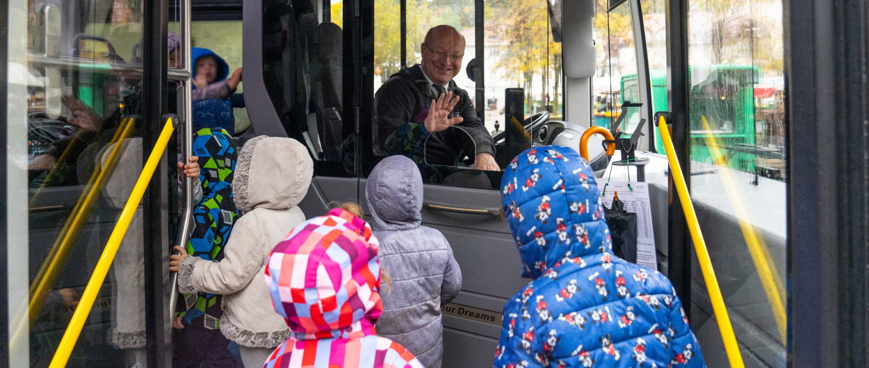 otroci vstopajo na bus Nino Kolarev