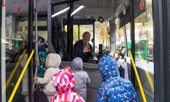 otroci vstopajo na bus Nino Kolarev