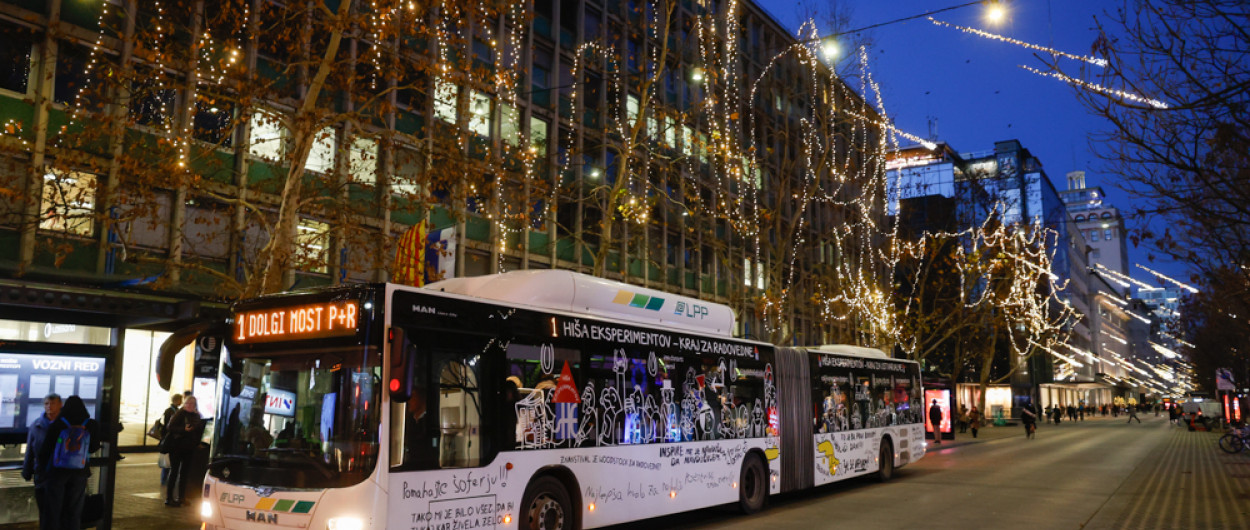 avtobus v praznični Ljubljani 
