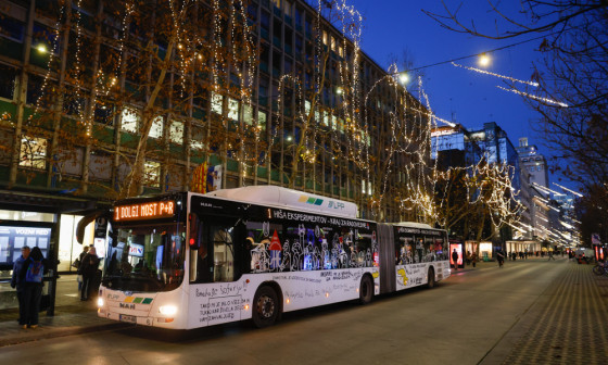 avtobus v praznični Ljubljani 