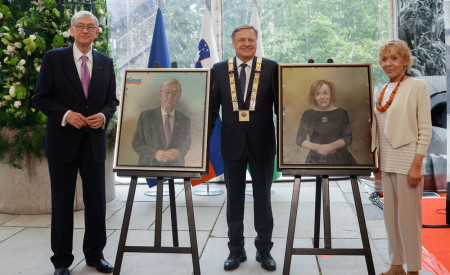 skupinska fotografija častnih meščanov Milene Zupančič in Danila Türka ter župana Zorana Jankovića