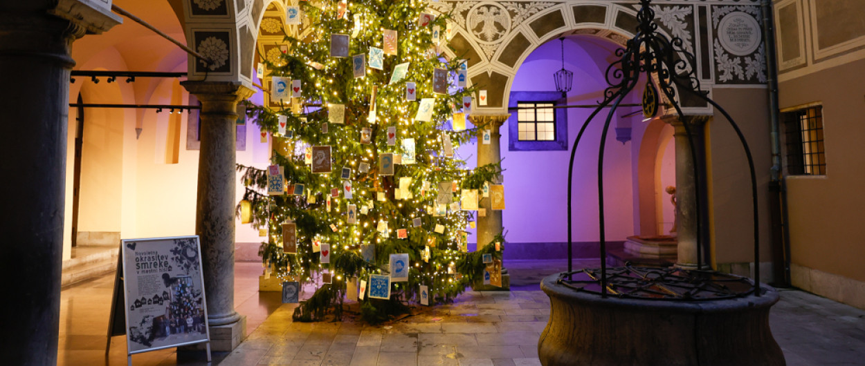 novoletna jelka v mestni hisi 