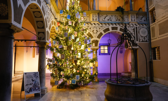 novoletna jelka v mestni hisi 