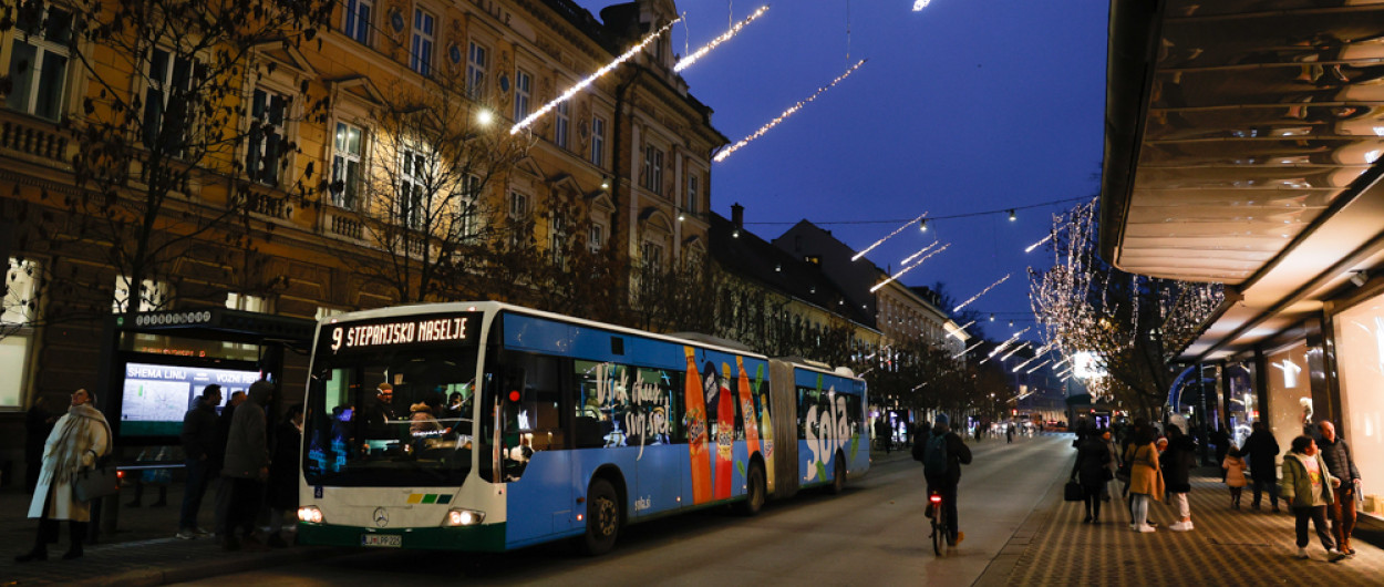 avtobus in praznicna osvetlitev 