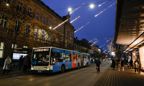 avtobus in praznicna osvetlitev 