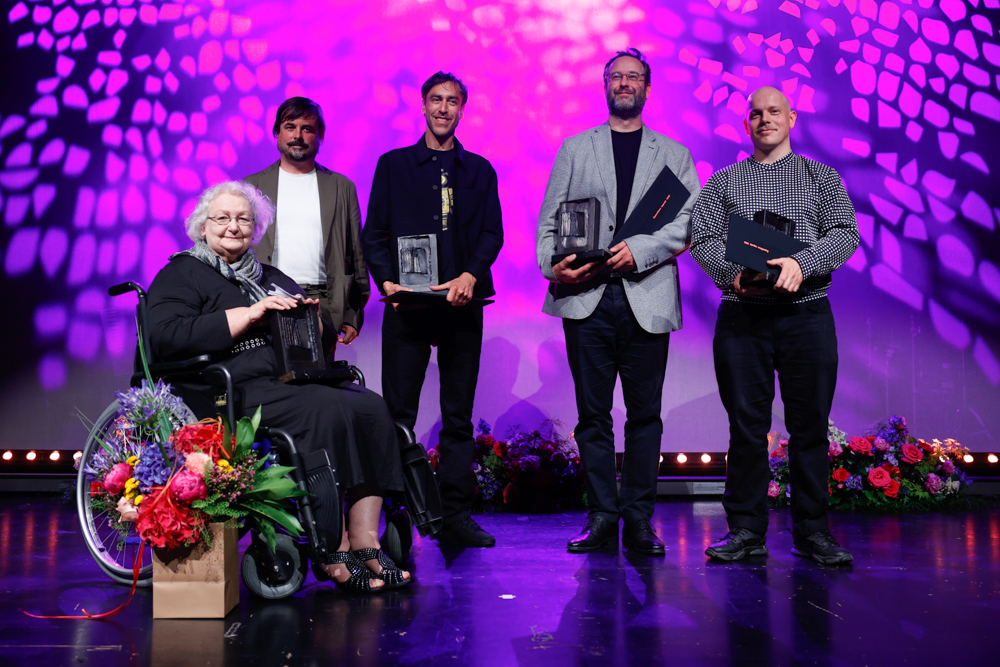 Na sliki od leve proti desni prof. dr. Svetlana Slapšak, podžupan Rok Žnidaršič, ki je nagrade podeli, Marko Batista, Matej Bonin in Jan Rozman.