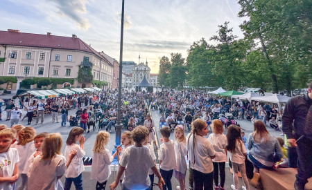 Festival Igraj se z mano - otroci nastopajo na velikem odru na Kongresnem trgu