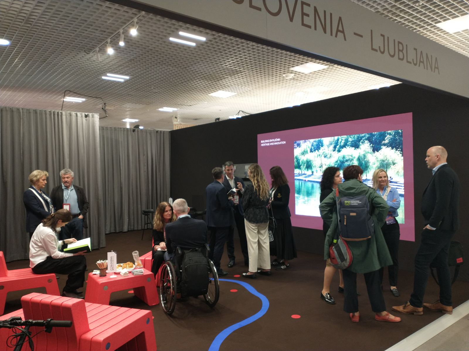 Obiskovalci na razstavnem prostoru na sejmu MIPIM