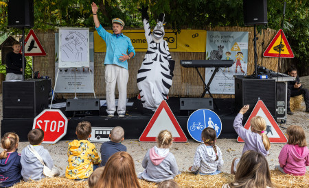 ribič pepe in maskota zebra na odru zoo ljubljana, gledajo ju otroci