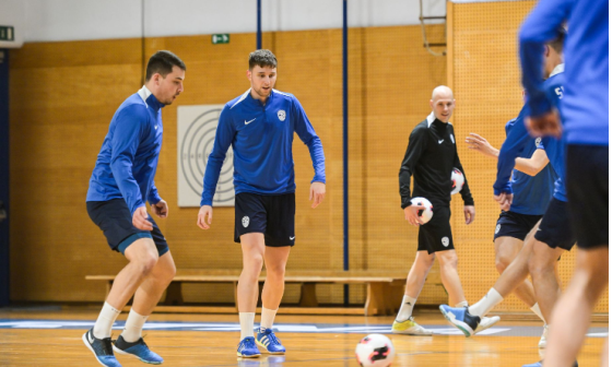 igralci futsala, osredotočeni na žogo