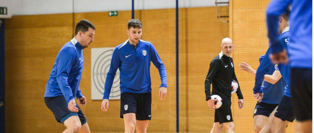 igralci futsala, osredotočeni na žogo