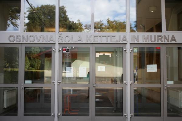 Napis na vhodu v osnovno šolo