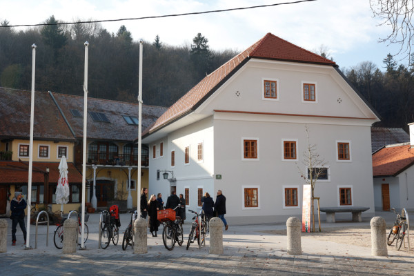 zunanjost prenovljene Vodnikove domačije