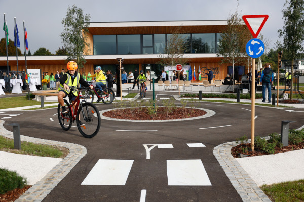 mladi kolesar vozi po poligonu