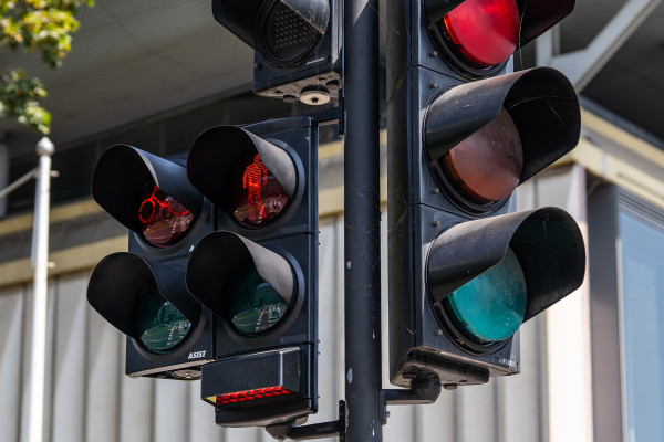 semafor, na katerem gori rdeča luč