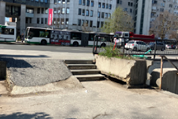 klančina in stopnice na Kardeljevi ploščadi 