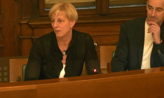 Jera Grobelnik na novinarski konferenci