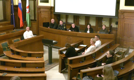 Udeleženci novinarske konference:, župan, vodja Mestnega redarstva...