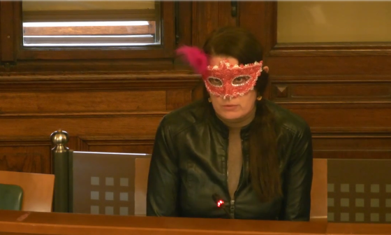 Marija Fabčič vodja OPVI na novinarski konferenci v pustni maski 