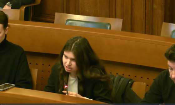 Novinarka na MOLovi novinarski konferenci