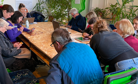 udeleženci čistijo digitalne podatke iz elektronskih naprav